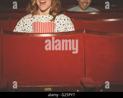 Un couple de personnes regardent un film dans une salle de cinéma Banque D'Images