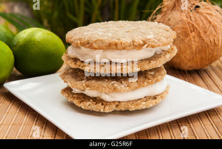 Pile de coconut lime sandwiches à la crème glacée avec limes et une noix de coco Banque D'Images