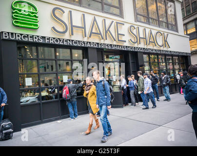 Des foules de bave burger lovers la queue pour entrer dans le nouveau Shake Shack restaurant dans le quartier de Garment à New York le mardi, 17 mai, 2016. (© Richard B. Levine) Banque D'Images