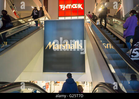 Marques TJX Cos. Marshalls et T.J. Maxx partager l'espace sur différents étages dans un bâtiment à New York le mardi, 17 mai, 2016. TJX Cos. a récemment rapporté une augmentation de 7 % des ventes de magasin existant pour le dernier trimestre et l'amélioration de ses prévisions pour le reste de l'année. La société est en contraste frappant avec d'autres magasins comme Macy's et de Kohl's, qui a vu ses ventes lavabo au dernier trimestre. (© Richard B. Levine) Banque D'Images