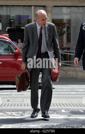 Le général Sir Michael Jackson arrive à la Royal Courts of Justice, dans le centre de Londres pour témoigner dans un cas où trois femmes dont les membres de la famille ont été enlevés ou tués dans le conflit du Kosovo ont poursuivi le Ministère de la Défense. Banque D'Images