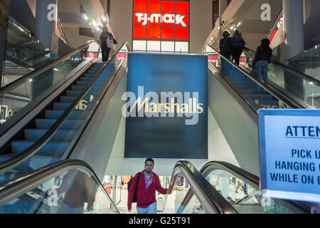 Marques TJX Cos. Marshalls et T.J. Maxx partager l'espace sur différents étages dans un bâtiment à New York le mardi, 17 mai, 2016. TJX Cos. a récemment rapporté une augmentation de 7 % des ventes de magasin existant pour le dernier trimestre et l'amélioration de ses prévisions pour le reste de l'année. La société est en contraste frappant avec d'autres magasins comme Macy's et de Kohl's, qui a vu ses ventes lavabo au dernier trimestre. (© Richard B. Levine) Banque D'Images