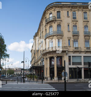 Vieil hôtel et brasserie près du Canal du Midi à Carcassonne, France Banque D'Images