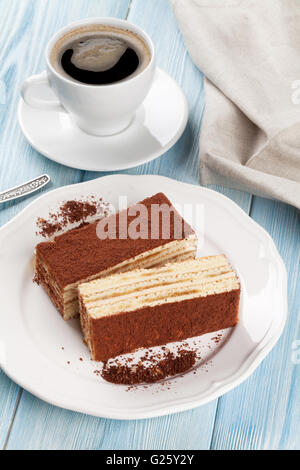 Tiramisu dessert et café sur table en bois Banque D'Images