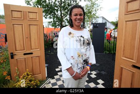 Designer Juliette Sargeant se trouve dans le jardin à l'Esclavage Moderne 2016 RHS Chelsea Flower Show. Banque D'Images