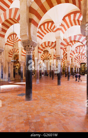 Colonnes à la mosquée-cathédrale de Cordoue, Espagne. Les visiteurs se promènent et prendre des photos. Banque D'Images