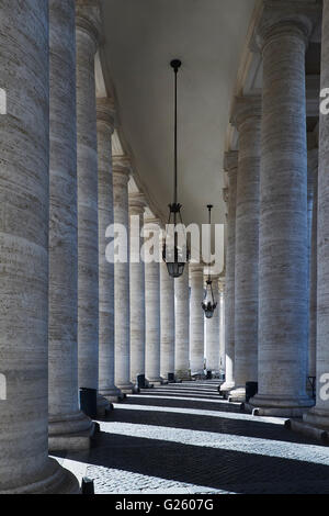 Piazza San Pietro, (St Pierre de Rome). Le Baroque, courbant les colonnades par GianLorenzo Bernini 1629 + Banque D'Images