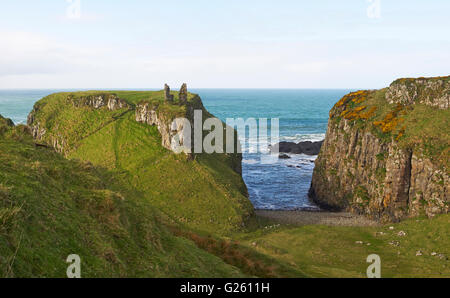 Ruines du château de Dunseverick le comté d'Antrim Coast sur la façon de l'Ulster et de Causeway Coastal Route d'Irlande Banque D'Images