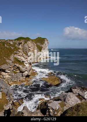 Kinbane Head sur l'Ulster Way Route Côtière Causeway et le comté d'Antrim en Irlande du Nord Banque D'Images