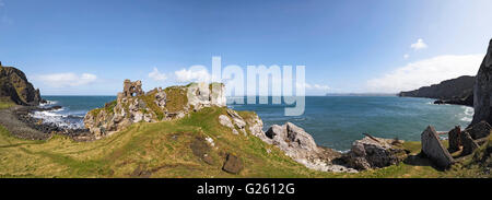 Kinbane Head château sur la façon de l'Ulster et de Causeway Coastal Route le comté d'Antrim en Irlande du Nord Banque D'Images