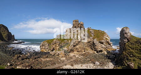 Kinbane Head château sur la façon de l'Ulster et de Causeway Coastal Route le comté d'Antrim en Irlande du Nord Banque D'Images