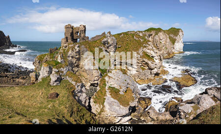 Kinbane Head château sur la façon de l'Ulster et de Causeway Coastal Route le comté d'Antrim en Irlande du Nord Banque D'Images