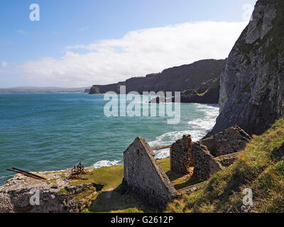 Kinbane Head ruiné des bâtiments abandonnés sur le chemin de l'Ulster et de Causeway Coastal Route le comté d'Antrim en Irlande du Nord Banque D'Images