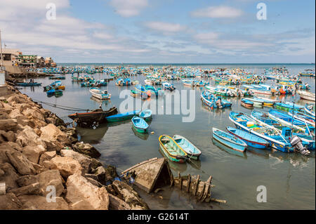 Salinas, Equateur - Septembre 17, 2011 : bateaux de pêche entassés dans la baie de Santa Elena Banque D'Images