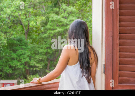 Vue arrière de jeune adulte femme élégamment vêtue de la forêt contre l'arrière-plan Banque D'Images