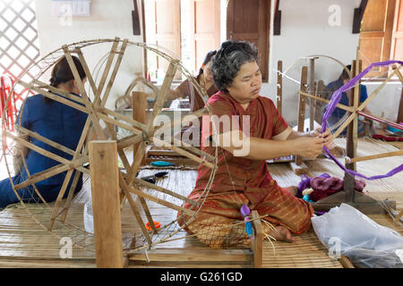 Travailler avec d'anciennes femmes Thai Silk weaving machine artisanale style Tai Dam dans l'usine de la soie dans le Nord de la Thaïlande Banque D'Images