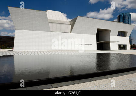 Aga Khan Museum moderne architecture façade noire avec étang Toronto Banque D'Images