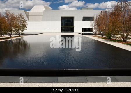 L'architecture moderne de l'Aga Khan Museum porte avant et piscines noir au printemps toronto Banque D'Images