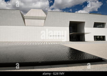 L'architecture moderne façade de l'Aga Khan Museum de Toronto black pond Banque D'Images