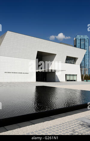 Façade du Musée Aga Khan avec étang noir et bleu highrise Toronto Banque D'Images