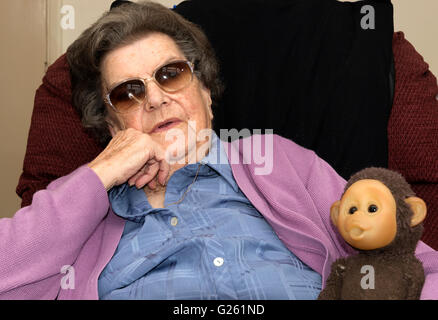 Une femme de 94 ans souffrant de démence Banque D'Images