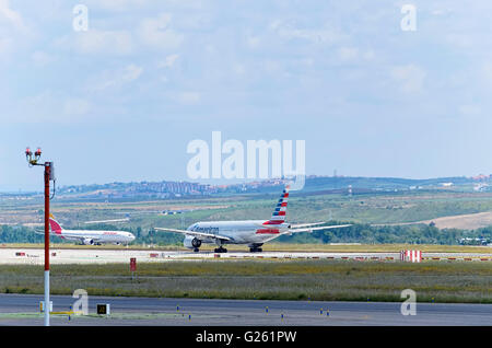 -Avion Boeing 777-, -d- American Airlines compagnie aérienne, est prêt à décoller de l'aéroport Madrid-Barajas Banque D'Images