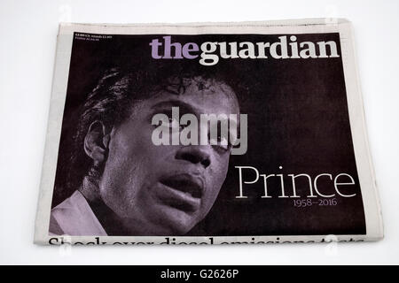 The Guardian 22.04.16 avec la pleine couverture photo du chanteur Prince Banque D'Images