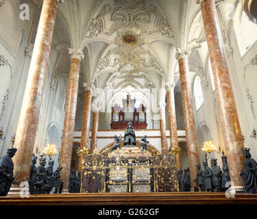 - Au Tyrol : l'empereur Maximilien cénotaphe en marbre noir orné à l'intérieur de l'Église Hofkirche, Innsbruck Banque D'Images