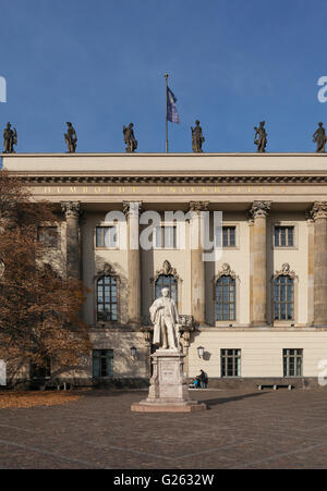 Statue d'Alexander von Humboldt à l'extérieur du bâtiment principal de la Humboldt-Universität zu Berlin, Unter den Linden 6, Berlin Banque D'Images