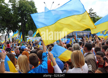 Kiev, UKRAINE - le 22 mai 2016 : les partisans de l'Équipe nationale de football de l'Ukraine lors de la cérémonie du départ pour le championnat d'Europe 2016. La place Mykhailivska de Kiev, Ukraine Banque D'Images