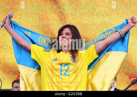 Kiev, UKRAINE - Mai 22,2016 : chanteuse ukrainienne Ruslana (gagnant de l'Eurovision Song Contest 2004) chante l'hymne national lors d'une cérémonie de départ de l'Équipe nationale de football de l'Ukraine pour l'Euro-2016 Banque D'Images