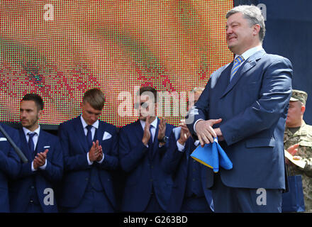 Kiev, UKRAINE - le 22 mai 2016 : Président de l'Ukraine Petro Poroshenko chante l'hymne national lors de la cérémonie du départ de l'Équipe nationale de football de Lukraine pour le championnat européen de 2016 Banque D'Images