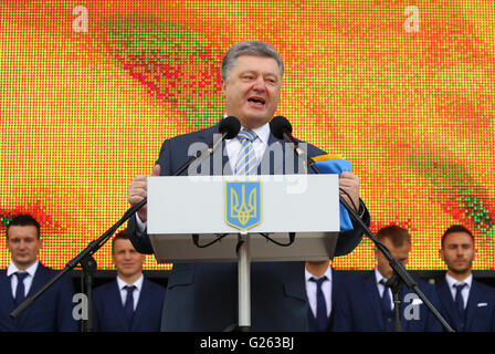 Kiev, UKRAINE - Mai 22,2016 Expressive : discours prononcé par le président de Lukraine Porochenko lors de la cérémonie du départ de l'Équipe nationale de football de Lukraine pour le championnat européen de 2016 Banque D'Images