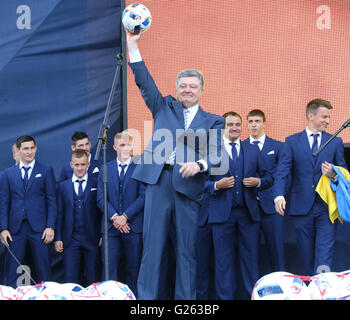 Kiev, UKRAINE - le 22 mai 2016 : Président de l'Ukraine Petro Poroshenko tenant un ballon de soccer à la cérémonie du départ de l'Équipe nationale de football de Lukraine pour le championnat européen de 2016 Banque D'Images