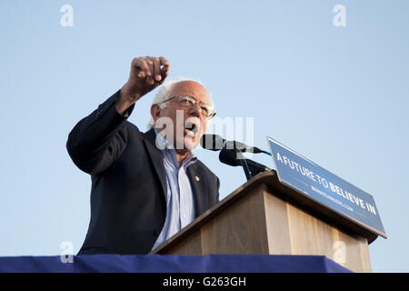 Santa Monica, Californie, USA. 23 mai, 2016. 2016 Le candidat démocrate BERNIE SANDERS aborde une foule de Santa Monica, en Californie. Sanders espère gagner gros en Californie sur le primaire du 7 juin. © Mariel Calloway/ZUMA/Alamy Fil Live News Banque D'Images