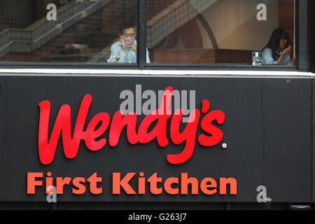 Les clients mangent à un First-Kitchen et Wendy's restaurant fast food conjointe à Ueno le 24 mai 2016, Tokyo, Japon. Fabricant de boissons japonais Suntory Holdings Ltd. a annoncé lundi qu'il va vendre ses parts dans le First-Kitchen Ltd. chaîne à Wendy's Japon LLC. Le First-Kitchen chaîne, qui a été lancé en 1977, exploite quelque 135 points de vente dans la zone métropolitaine de Tokyo et le Japon de l'ouest et ont réalisé des ventes de 8,7 milliards de yens ($79 millions) en 2015. Wendy's prévoit de maintenir le First-Kitchen marque après l'acquisition et l'exploitation de marque conjointe des restaurants. (Photo de Rodrigo Reyes Ma Banque D'Images