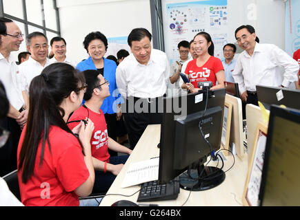 Beijing, la province chinoise du Guangdong. 21 mai, 2016. Liu Yunshan, membre du Comité permanent du Bureau politique du parti communiste de Chine Comité Central, des entretiens avec les élèves lors d'une visite à l'Université Normale de Chine du Sud à Canton, capitale du sud de la province chinoise du Guangdong, le 21 mai 2016. Liu a fait une tournée d'inspection à Abidjan du 21 au 23 mai. © Xie Huanchi/Xinhua/Alamy Live News Banque D'Images