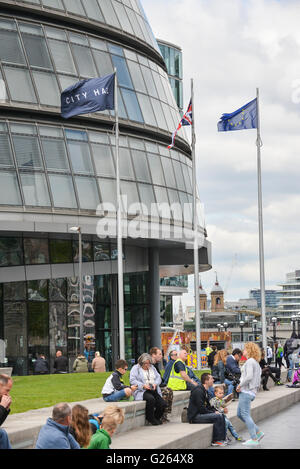 City Hall, London, UK. 24 mai 2016. Nouveau Maire de Londres Sadiq Khan a le drapeau de l'UE devant l'Hôtel de ville de Londres. Banque D'Images