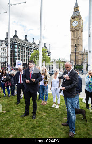 Londres, Royaume-Uni. 24 mai, 2016. Rob Flello, travail MP pour Stoke-on-Trent, les militants du Sud adresses lors d'une manifestation devant le Parlement contre l'approvisionnement en magasin pour animaux de compagnie chiens4Us de Chiots chiot de fermes. L'environnement, de l'Alimentation et des Affaires rurales sous-comité sont actuellement une enquête sur la vente de chiens dans le cadre d'une enquête sur le bien-être des animaux. Credit : Mark Kerrison/Alamy Live News Banque D'Images