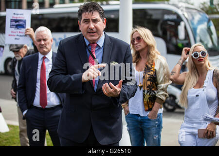 Londres, Royaume-Uni. 24 mai, 2016. Rob Flello, travail MP pour Stoke-on-Trent, les militants du Sud adresses lors d'une manifestation devant le Parlement contre l'approvisionnement en magasin pour animaux de compagnie chiens4Us de Chiots chiot de fermes. L'environnement, de l'Alimentation et des Affaires rurales sous-comité sont actuellement une enquête sur la vente de chiens dans le cadre d'une enquête sur le bien-être des animaux. Credit : Mark Kerrison/Alamy Live News Banque D'Images