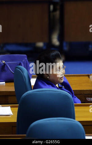 Quezon City, Philippines. 24 mai, 2016. Imelda Marcos, ancienne première dame des Philippines et du représentant d'Ilocos Norte 2ème arrondissement, participe à une session conjointe à la Chambre des représentants dans la ville de Quezon, Philippines, le 24 mai 2016. Rodrigo Duterte entrants La Présidente des Philippines, a déclaré qu'il permettrait à l'enterrement de la fin strongman Ferdinand Marcos au cimetière des héros, disant que la question a longtemps divisé la nation. © Rouelle Umali/Xinhua/Alamy Live News Banque D'Images