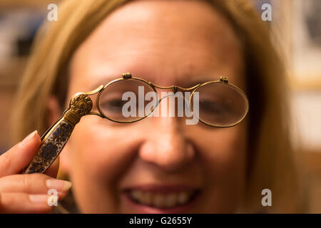 Le Voyager Press, London UK. 24 mai 2016. Rare collection de lunettes des années 1700 à 1940 est affiché et modélisées avant d'aller à la Foire du livre de Londres antiquaire à Olympie. Photo : un lorgnon avec poignée colorée, 19e C. Crédit : Malcolm Park editorial/Alamy Live News. Banque D'Images