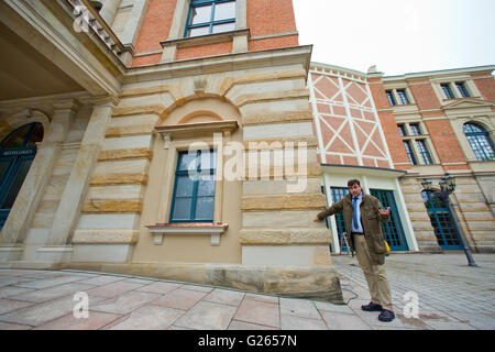 Bayreuth, Allemagne. 24 mai, 2016. Detlef architecte Stephan debout devant la façade rénovée de la soi-disant "Koenigsbau" du Festival Opéra de Bayreuth, Allemagne, 24 mai 2016. La grande rénovation de la façade de l'immeuble principalement composées de sable et de brique pierre avait coûté environ 2,5 millions d'euros. PHOTO : DANIEL KARMANN/dpa/Alamy Live News Banque D'Images