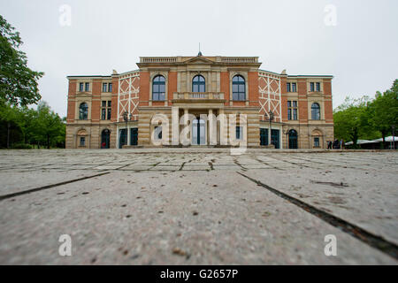 Bayreuth, Allemagne. 24 mai, 2016. Vue sur la façade rénovée de la soi-disant "Koenigsbau" du Festival Opéra de Bayreuth, Allemagne, 24 mai 2016. La grande rénovation de la façade de l'immeuble principalement composées de sable et de brique pierre avait coûté environ 2,5 millions d'euros. PHOTO : DANIEL KARMANN/dpa/Alamy Live News Banque D'Images