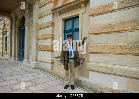 Bayreuth, Allemagne. 24 mai, 2016. Detlef architecte Stephan debout devant la façade rénovée de la soi-disant "Koenigsbau" du Festival Opéra de Bayreuth, Allemagne, 24 mai 2016. La grande rénovation de la façade de l'immeuble principalement composées de sable et de brique pierre avait coûté environ 2,5 millions d'euros. PHOTO : DANIEL KARMANN/dpa/Alamy Live News Banque D'Images