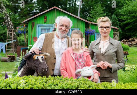 Hambourg, Allemagne. 24 mai, 2016. Acteurs Dieter Hallervorden, Matilda Hemminger et Johanna Christine Gehlen posant pendant le tournage du film 'Sesame Street childrens présente : la machine à remonter le temps" à l'aide de personnages de la Rue Sésame Pferd (l) et Wolle à Hambourg, Allemagne, 24 mai 2016. Le film est dit à exécuter sur le canal de télévision pour enfants Pâques 2017 prochains KiKa. PHOTO : DANIEL BOCKWOLDT/dpa/Alamy Live News Banque D'Images