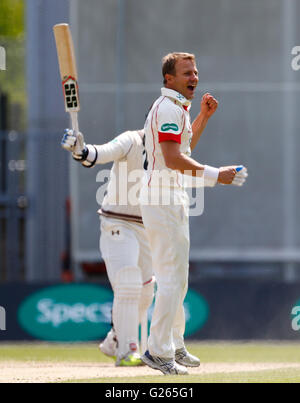 Old Trafford, Manchester, Royaume-Uni. 24 mai, 2016. Comté Supersavers championnat. Lancashire par rapport à Surrey. Jour 3. Lancashire bowler Neil Wagner recats après avoir pris le guichet de l'état Sri-lankais du Surrey batteur Kumar Sangakkara test (caché). Lancashire avait un 1er innings de plomb, pour atteindre 203 394 ce matin en réponse à Surrey's total de 191. Credit : Action Plus Sport/Alamy Live News Banque D'Images