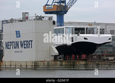 Rostock-Warnemuende, Allemagne. 23 mai, 2016. Le Neptun arsenal, à Rostock-Warnemuende, Allemagne, 23 mai 2016. L'arsenal est une filiale de Meyer dockyard à Papenburg. PHOTO : BERND WUESTNECK/dpa/Alamy Live News Banque D'Images