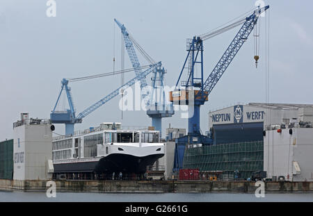 Rostock-Warnemuende, Allemagne. 23 mai, 2016. Le Neptun arsenal, à Rostock-Warnemuende, Allemagne, 23 mai 2016. L'arsenal est une filiale de Meyer dockyard à Papenburg. PHOTO : BERND WUESTNECK/dpa/Alamy Live News Banque D'Images