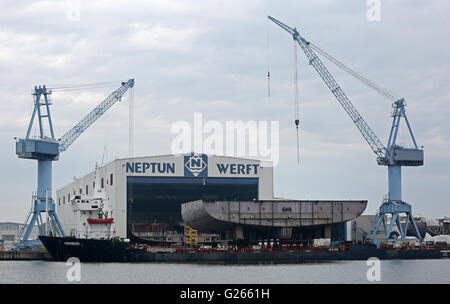 Rostock-Warnemuende, Allemagne. 23 mai, 2016. Le Neptun arsenal, à Rostock-Warnemuende, Allemagne, 23 mai 2016. L'arsenal est une filiale de Meyer dockyard à Papenburg. PHOTO : BERND WUESTNECK/dpa/Alamy Live News Banque D'Images